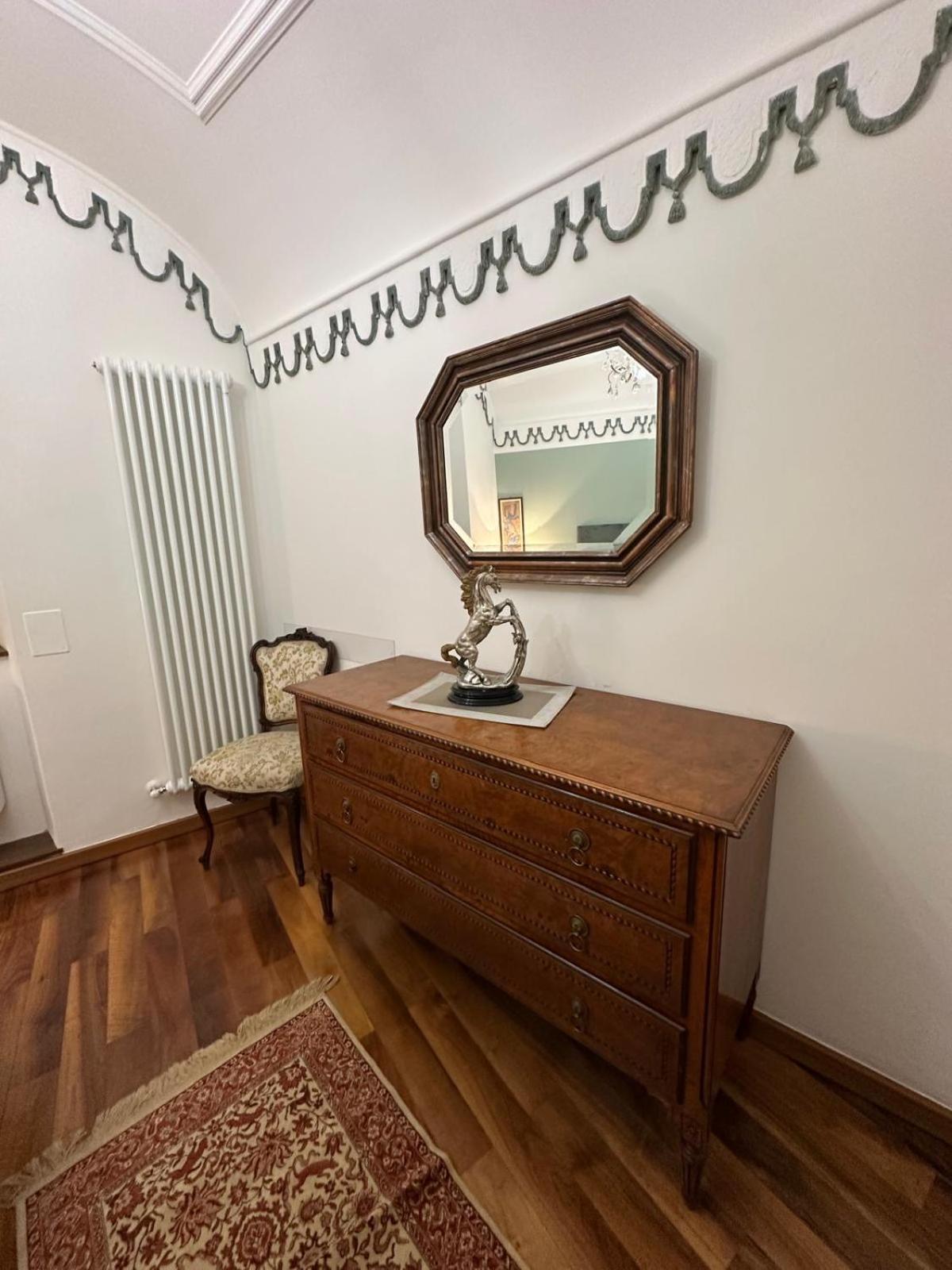 Elegant In A Historic Building, Just A Few Steps From The Duomo Apartamento